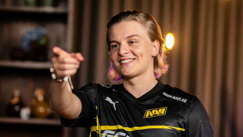 TES让二追三 3-2 击败FPX，蝉联德杯冠军奖杯